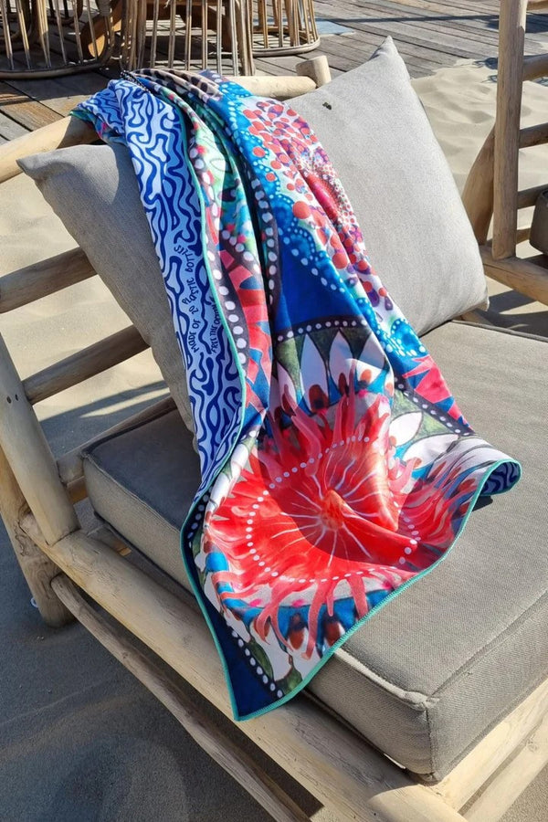 Strandlaken SooBluu Anemon Multi op stoel